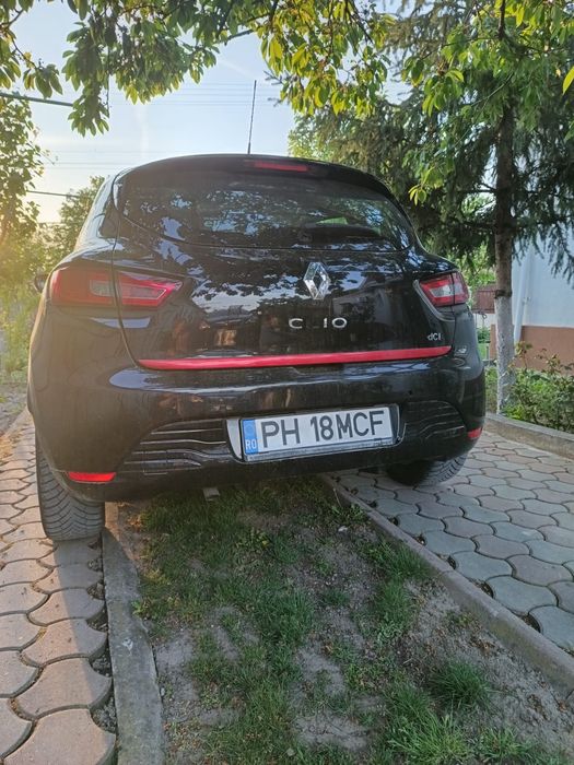 Renault Clio 4 cu volan rosu