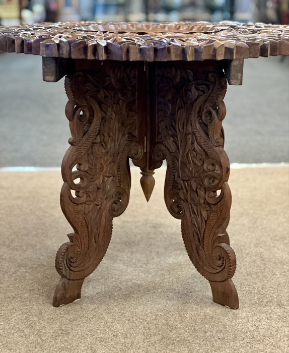 Măsuță din lemn masiv sculptată manual – piesă deosebită