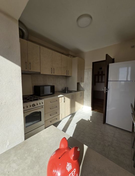 Apartament de închiriat, 2 camere, zona Alfa, decomandat, mobilat, utilat, aer condiționat, centrală termică pe gaz