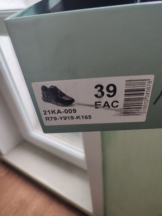 Продам кросовки кожаные!Брала за 43000