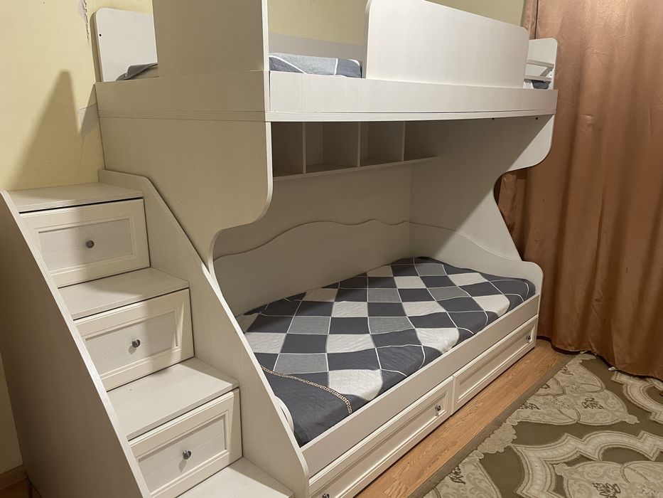 Срочно продам двухярусную кровать компани инволюкс.