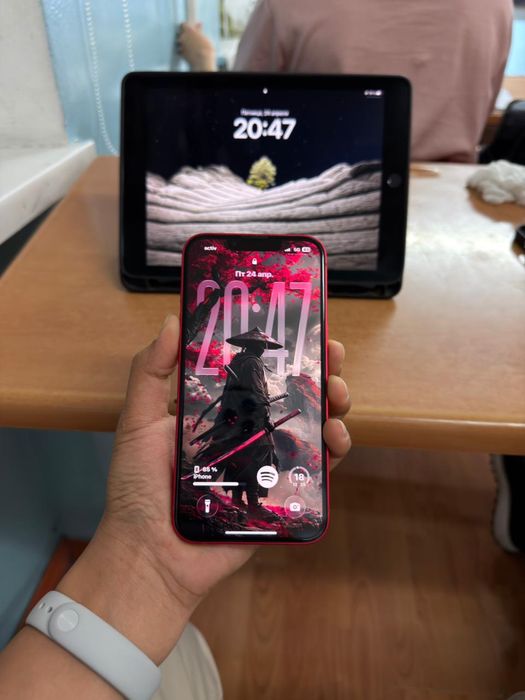 Продам айфон 14 (128gb) Product red