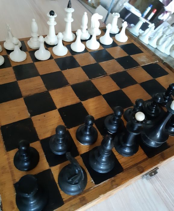 Доска с шахматами ( новыми)