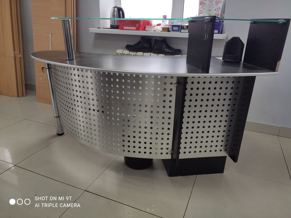 Офисный стол интересного дизайна