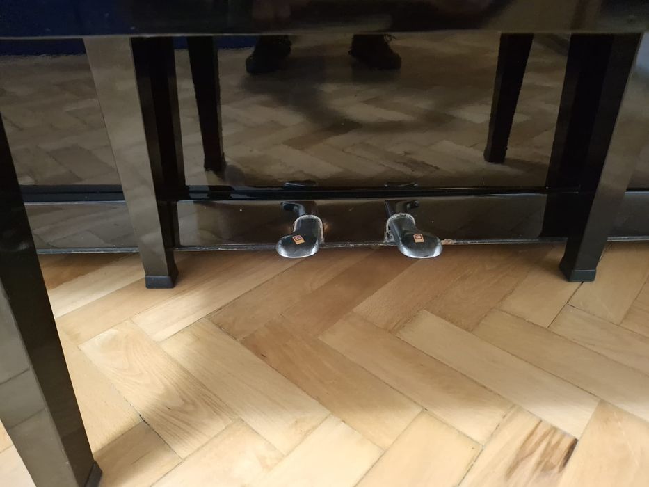 Vând pianină , scaun