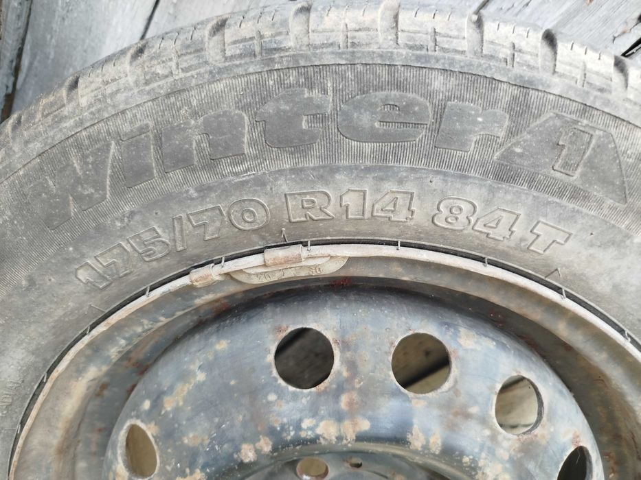 Комплект от две гуми с железни джанти 14''