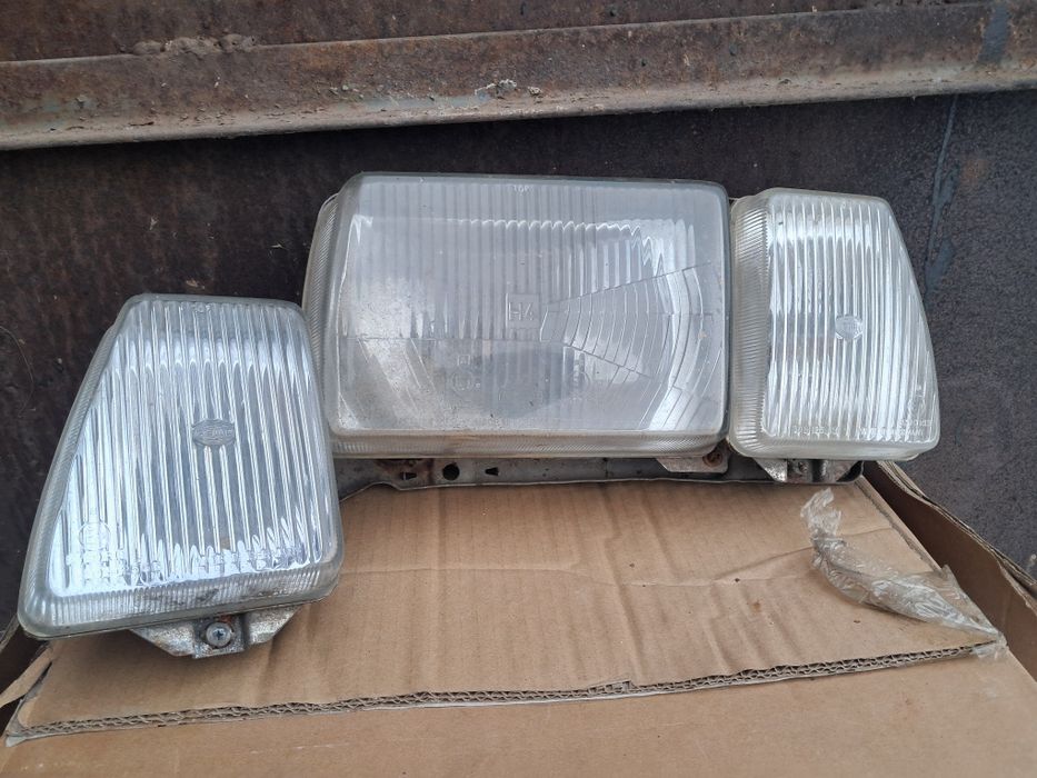 Фара левая с поворотником и поворотник правый.