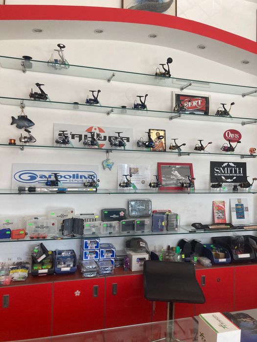 Търговско оборудване,стойки за въдици,стъклени рафтове