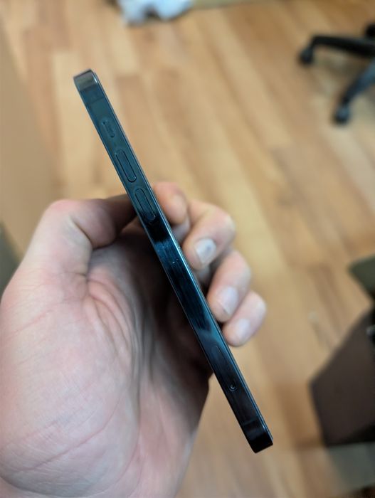 iPhone 12 pro, изключително запазен с нова батерия