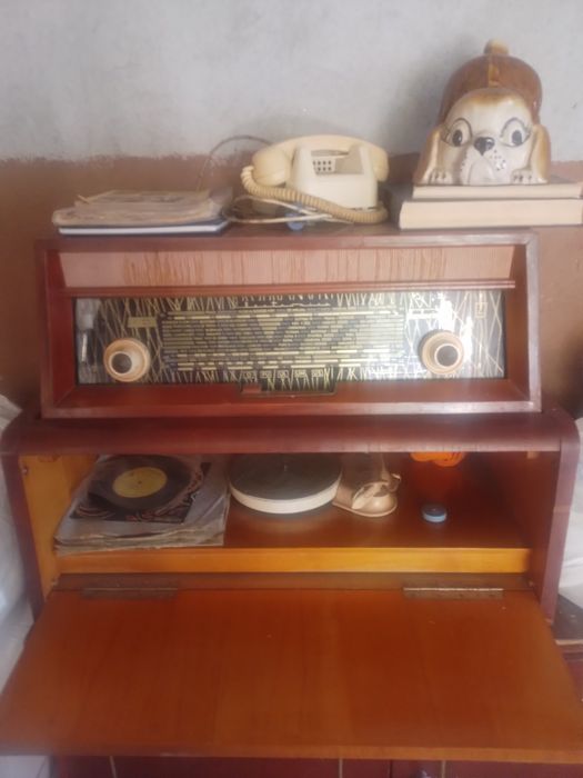 Aparat radio cu picup anii 50radio casetofon stare functionala ani 50 mai multe relatii la tel am si 4 lămpi de schimb9