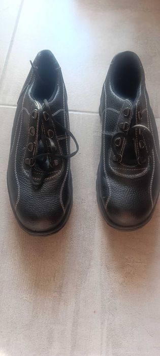 Pantofi de lucru cu bombeu