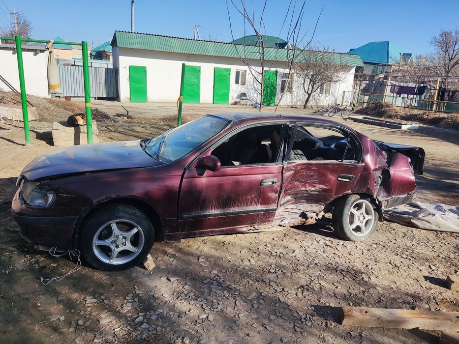 Тойота Карина Е аварийная