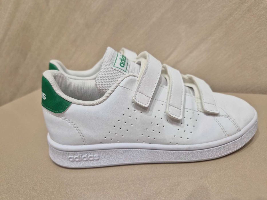 Продавам детски кецове Adidas