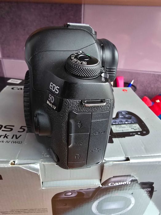 Canon 5D Mark IV 3000 cadre + 3 acumulatori + card CF