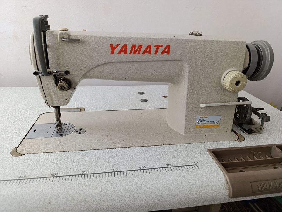 Yamata FY-8700 — это промышленная прямострочная швейная машина челночн