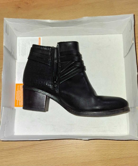Дамски черни боти.