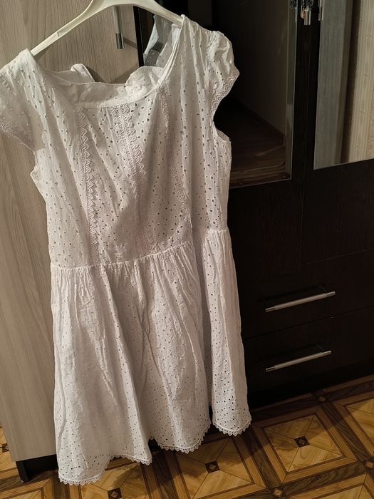 Продам на девочку платье. Цветом белое. Размер 44.