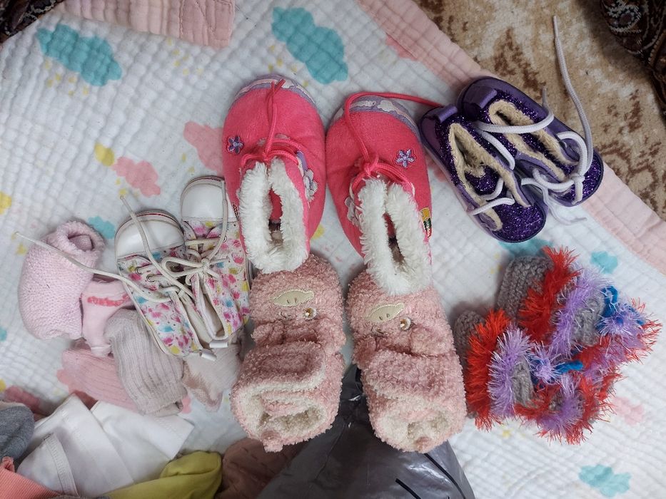 Детские шапки и пинетки