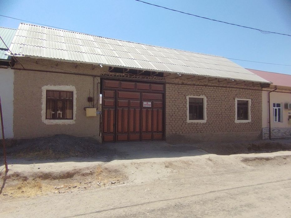 Uy sotiladi yashash sharoiti bor