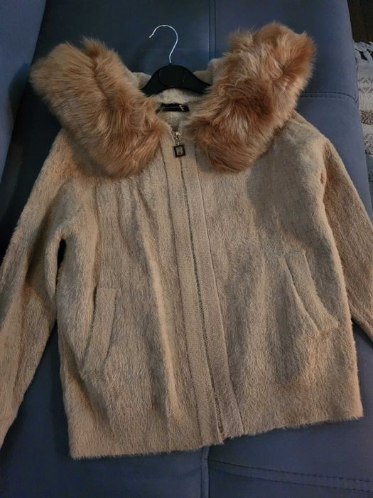 Яке, жилетка с качулка и кожа. Бежов цвят