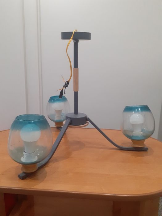 Продаётся люстра состоящая из трех лампочек.