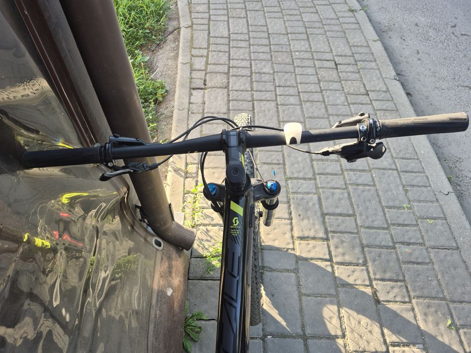 Vând bicicleta scott scale 950