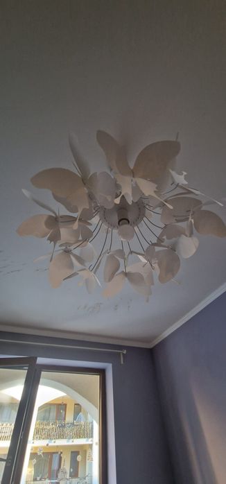 Candelabru alb cu  fluturi , superba
