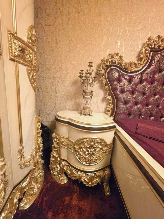 Барокова Спалня комплект с гардероб скрин шкафчета и матрак