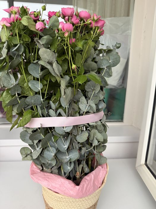Кустовые розы в корзине