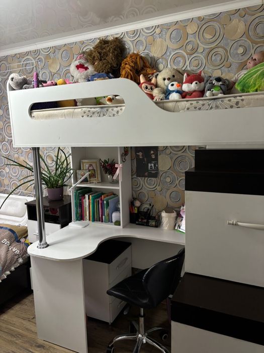 Продам детскую кровать гарнитур