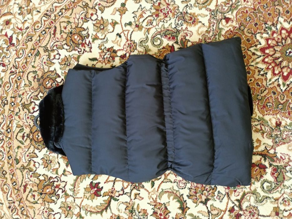 Продам жилетку черная