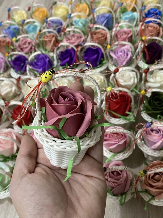 Lot 50 de martisoare in cosulete