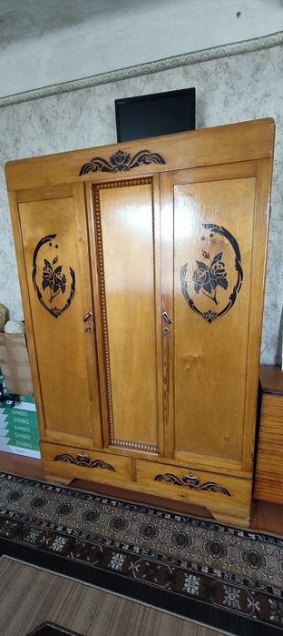 Продам шифонер антиквариат ручной работы.