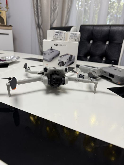 Drona DJI Mini 4 Pro – ca noua, folosita ocazional ( 3 baterii )