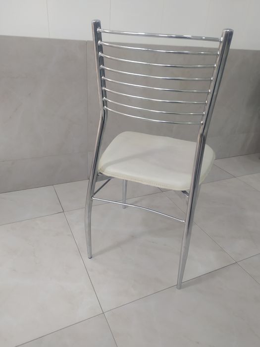 Продаются стулья с чехлами цена за комплект 150000 сум