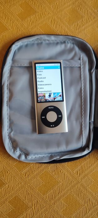 iPod Nano Generația 5 (A1320), 8 GB Argintiu, cu Cameră Video