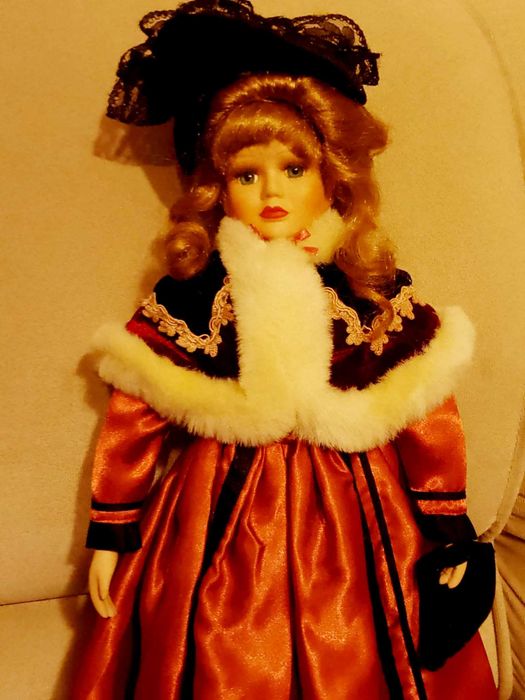 Порцеланова кукла Дамата с чантата