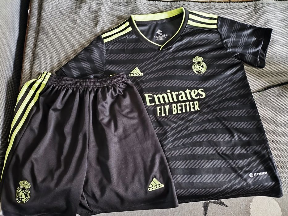 Футбольная форма и бутсы