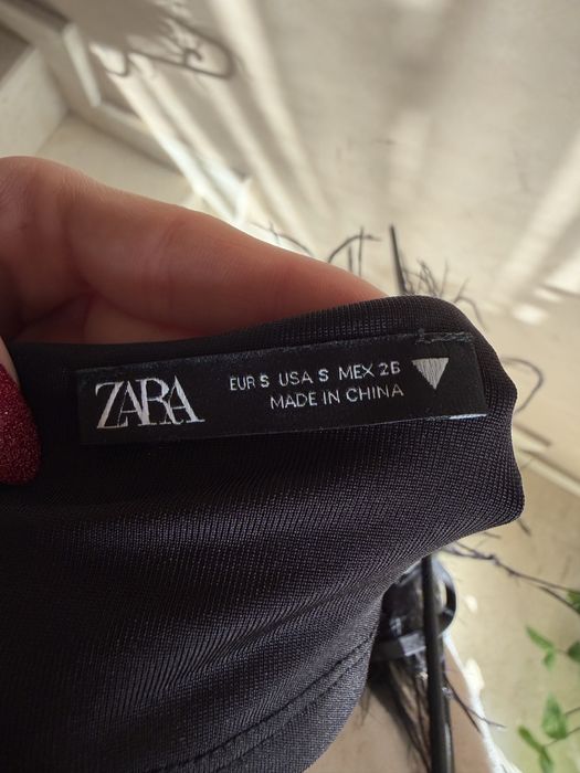 Ефектна рокля Zara с пера и камъни