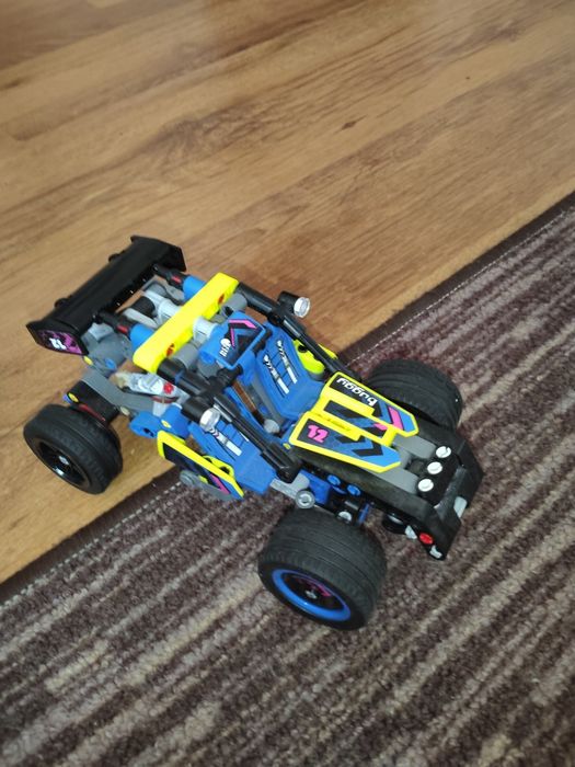 Lego ATV което вратите му се отварят.