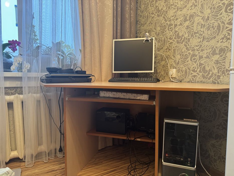 Продам угловой компьютерный стол б/у