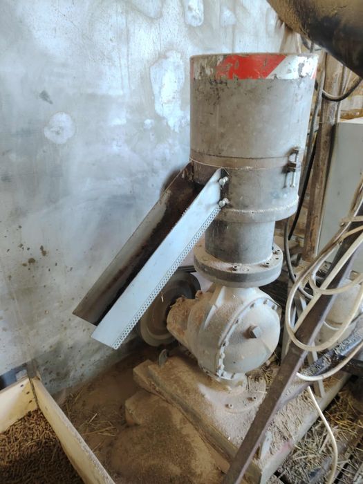 Продавам преса за  пелети с три матрици