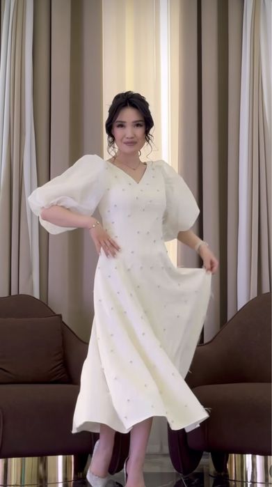 Платье с перьями и стразами