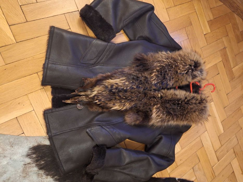 Haina tip cojoc din blana miel cu guler raton.