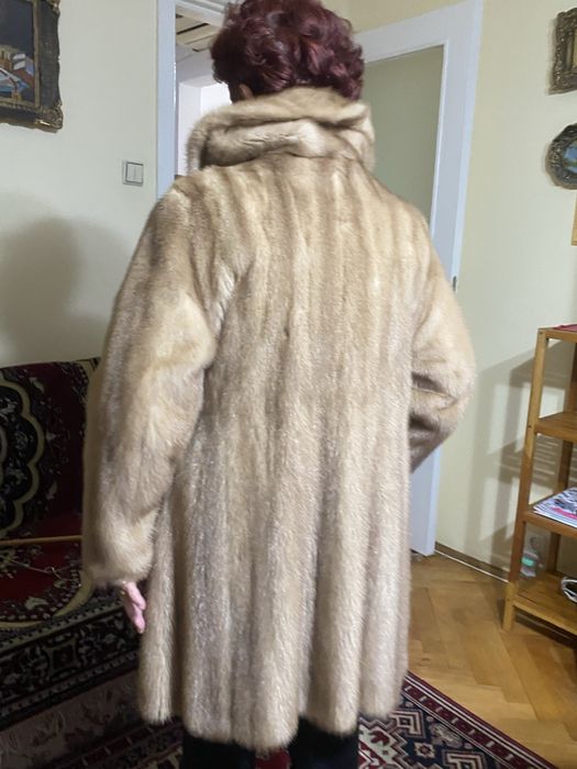 Vand haina lunga de blana  naturala de nurca