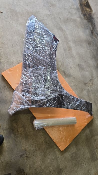 Крыло переднее правое на cadillac escalade