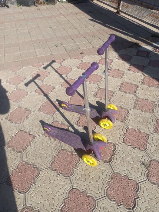 Продаём детский самокат. Регулируется по высоте. Светится.Цена за 1шт