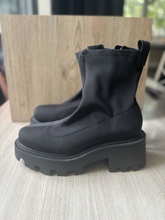 Ботинки стильные на высокой рельефной подошве Zara