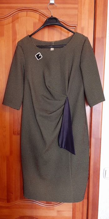 Платье с черным поясом 48 размер