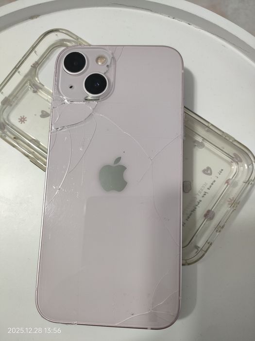 Vând iPhone 13 Pink